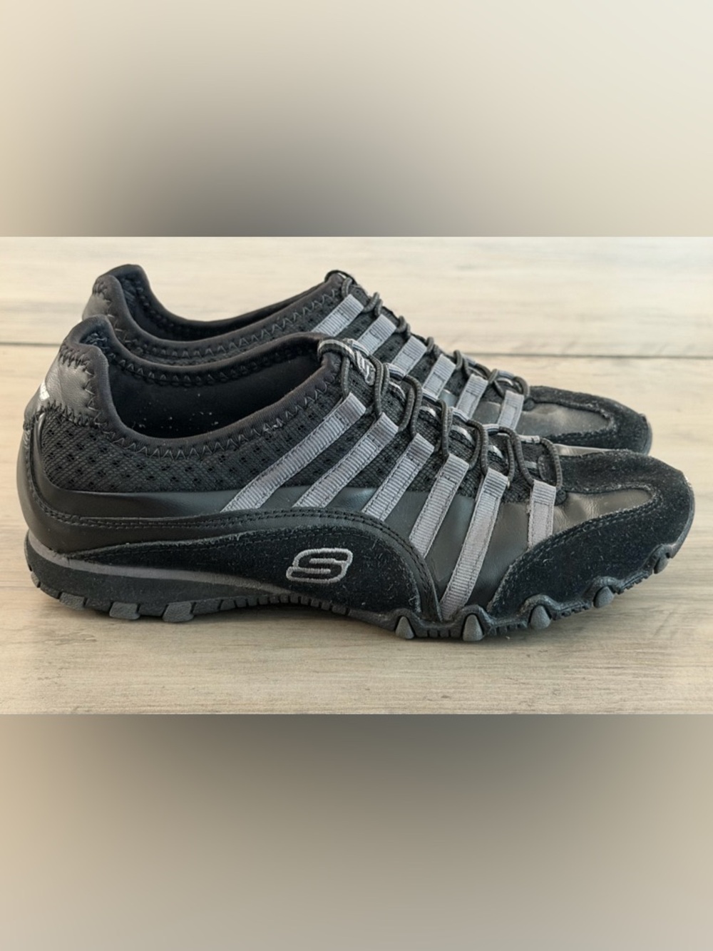 Women’s Sketchers Tennis Shoes~ Extremely comfortable~Black